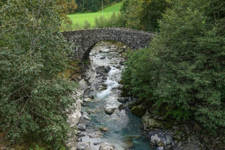 Steinbrücke am oberen Ende der Schlucht